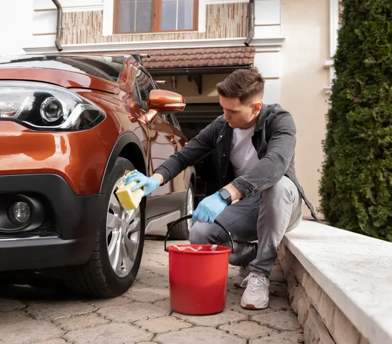 Lavage auto à domicile Moissac-Vallée-Française : professionnel intervenant sur un véhicule